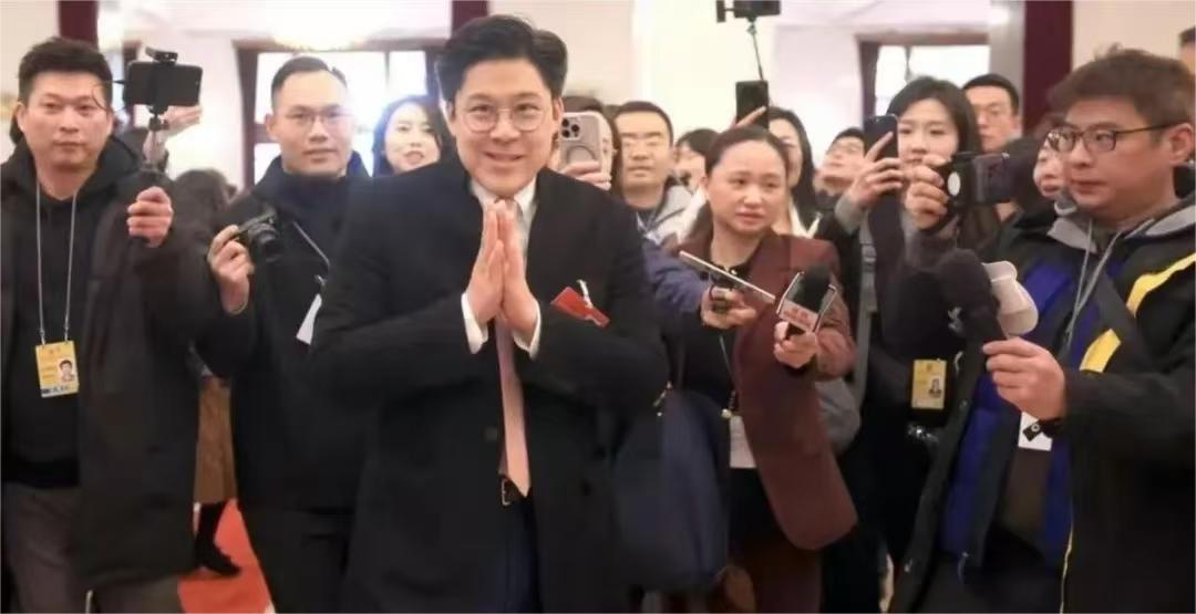直到李嘉诚被点名，才懂霍家有多“可贵”！