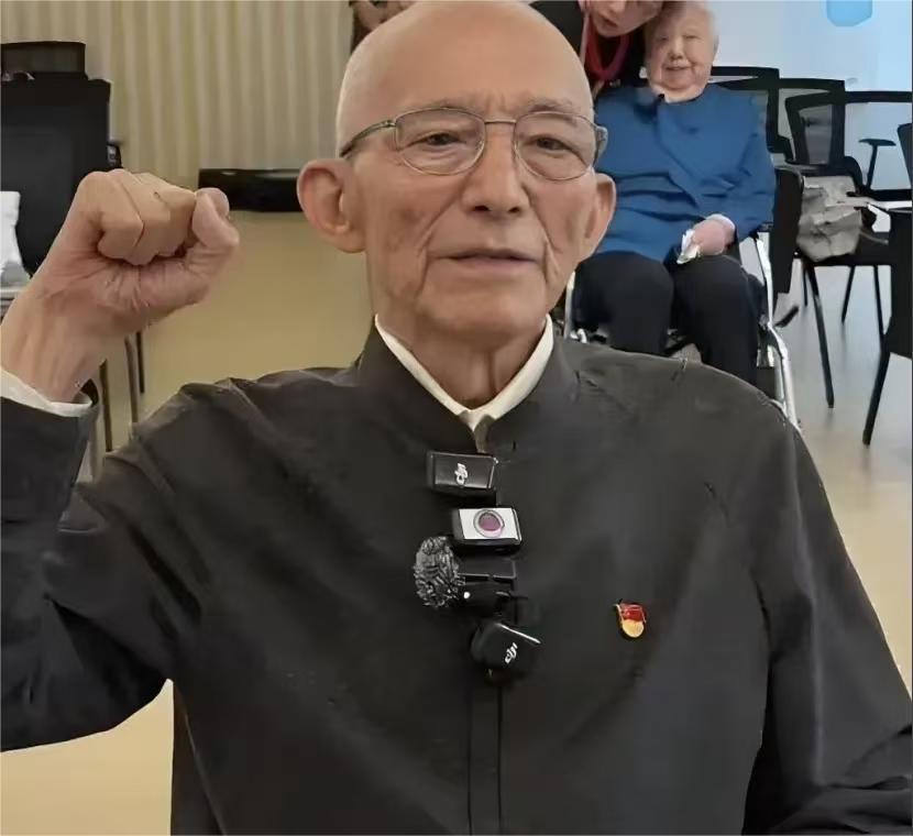 92岁“济公”游本昌入党过程