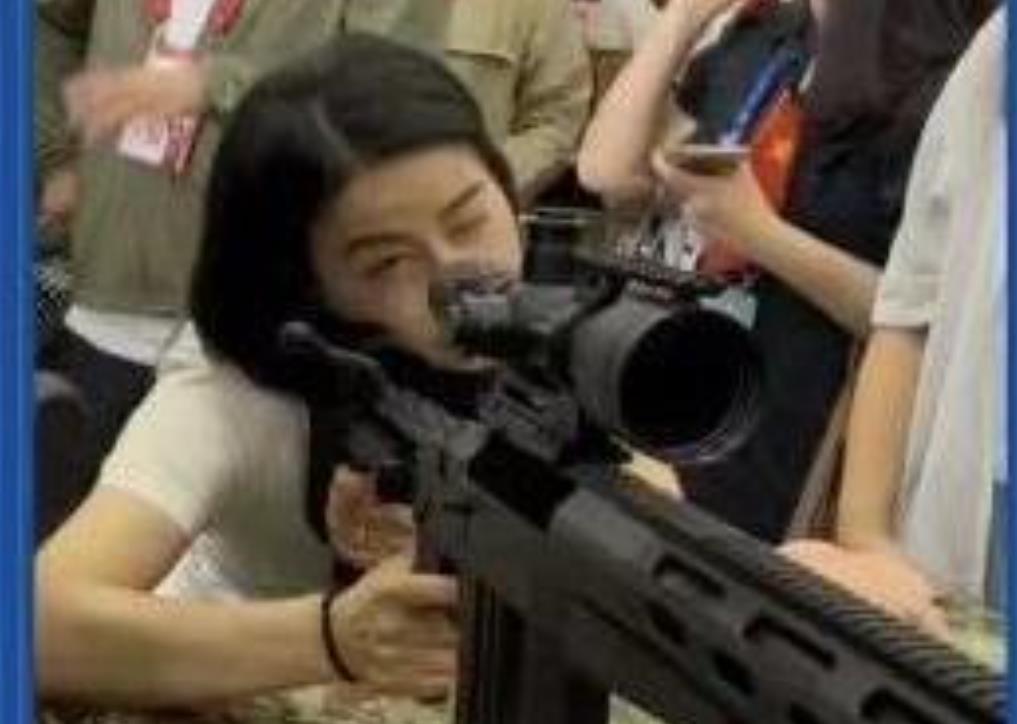 霍启刚夫妇参观山东舰，郭晶晶亲身体验枪械操作引围观