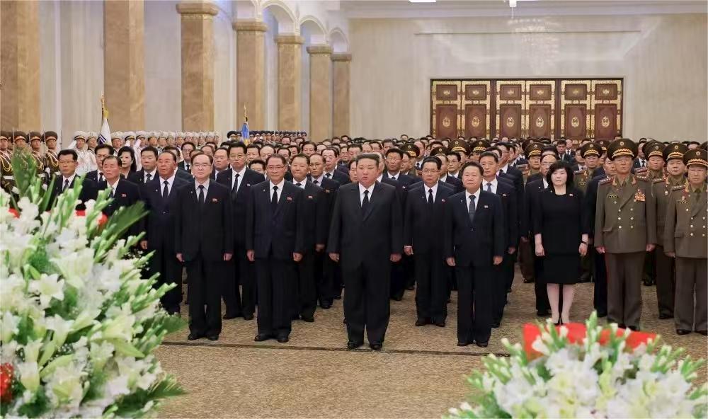 朝媒即时报道金正恩率朝鲜高官参谒锦绣山太阳宫