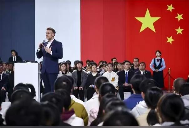 法国总统马克龙与五星红旗同框！